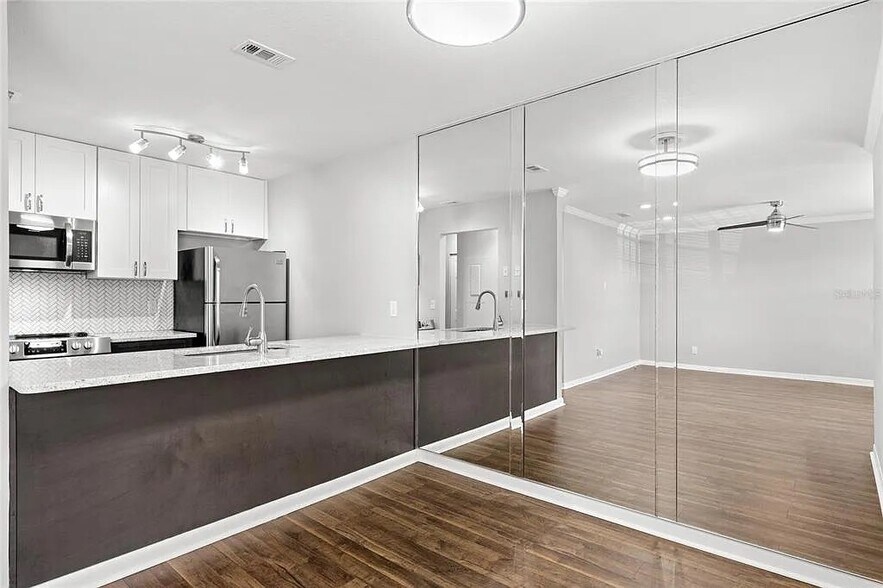 Building Photo - 304 S Habana Ave