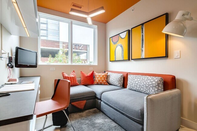 Building Photo - Old City Townhome with Parking