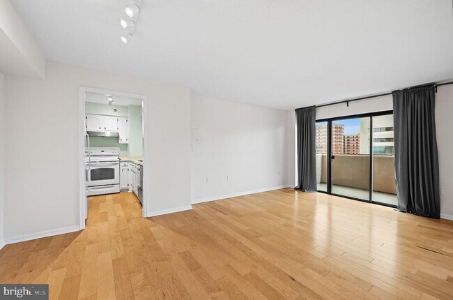 Building Photo - 1301 N Courthouse Rd