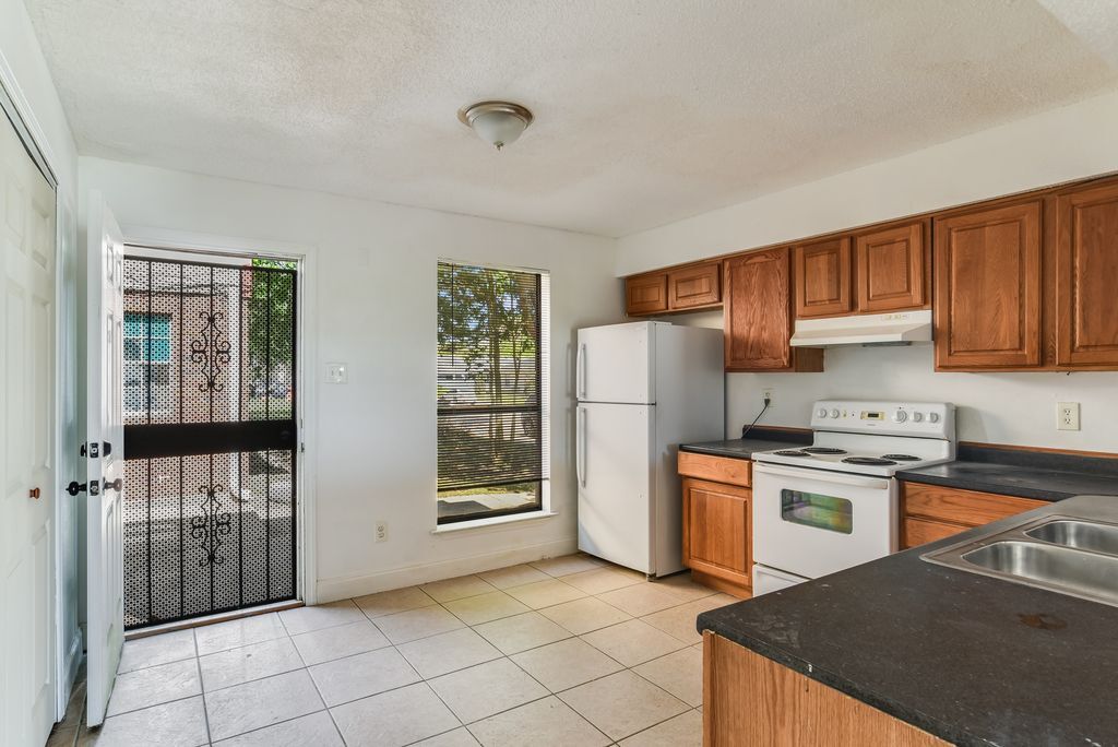 Building Photo - 10821 Roger Dr