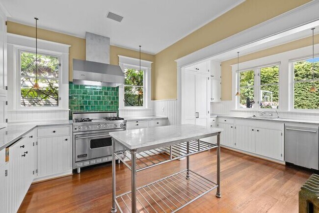 Building Photo - Stunning 1909 Craftsman w/ AC in Coveted Capitol Hill