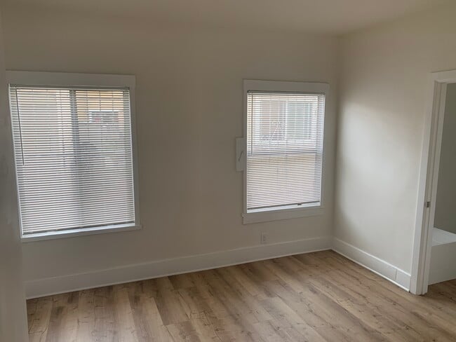 Building Photo - 137 E 31st St