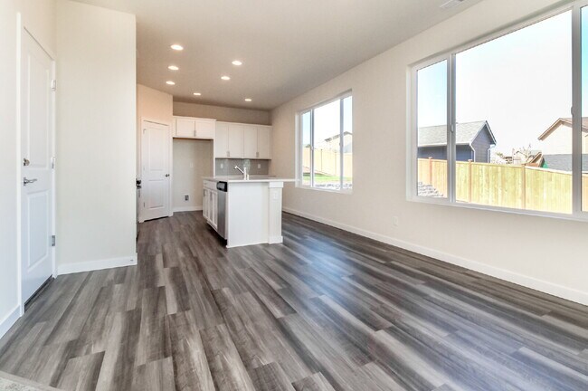 Building Photo - Scenic Auburn Living with Modern Comfort & Easy Seattle/Tacoma Access