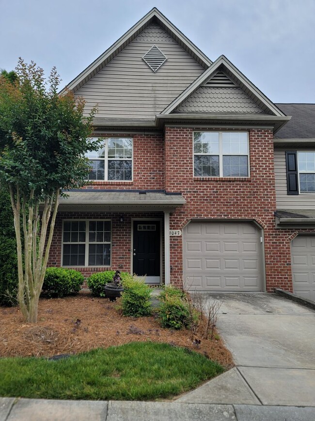 Building Photo - 3 BR townhome in Jamestown!