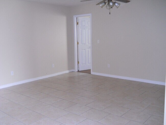 Building Photo - Spacious 3 bedroom house in Nixa!
