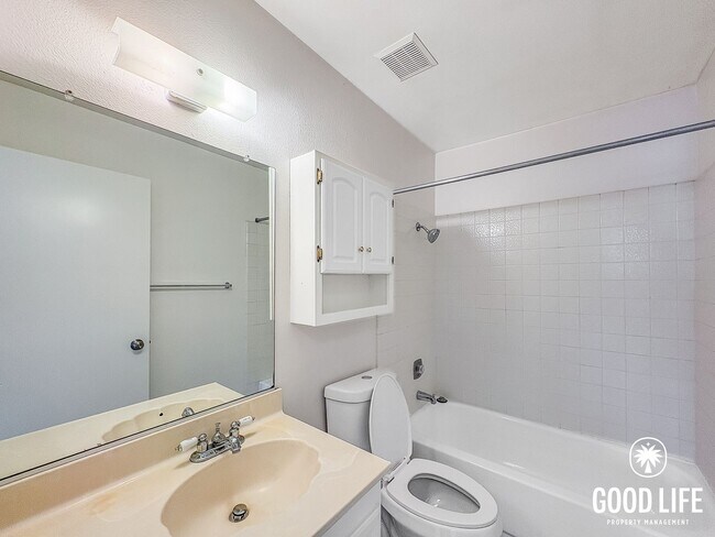 Building Photo - Spacious 3BD/2BA Home in Oceanside with Large Backyard, W/D & Attached 2-Car Garage