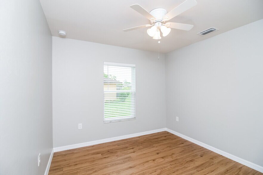 Building Photo - 626 SW 22nd Terrace