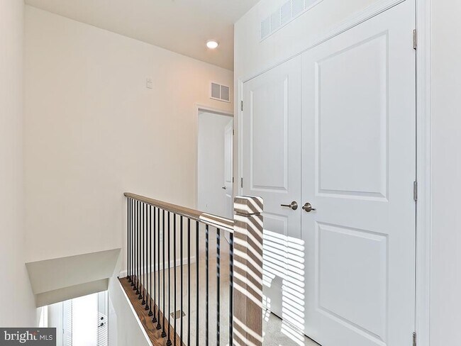 Building Photo - 1001 Greenwich Dr