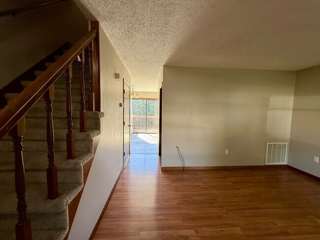 Building Photo - 153 Oakcrest Cir