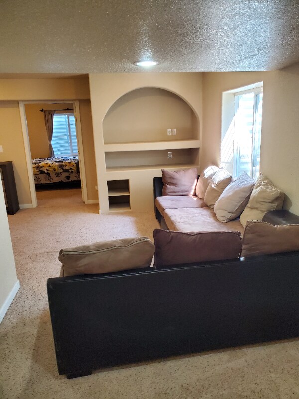 Building Photo - 2532 Iowa Dr