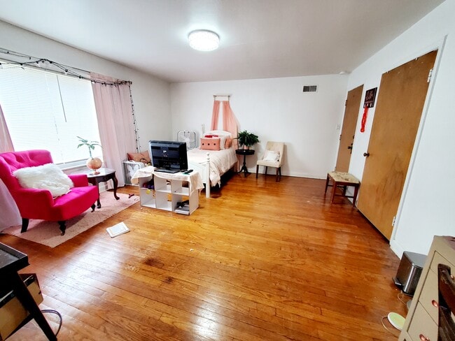 Building Photo - 2206 E Locust St