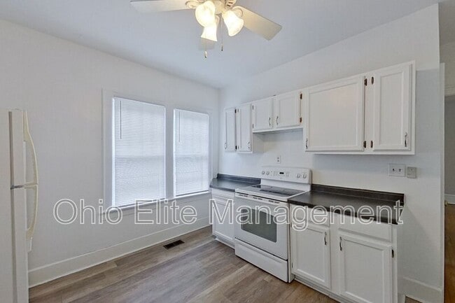 Building Photo - 461 Reinhard Ave