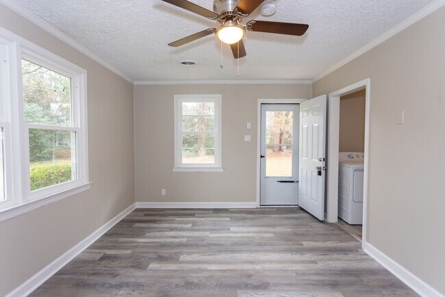 Building Photo - Welcome to this beautiful 1 bedroom and 1 bath unit in a stellar location!