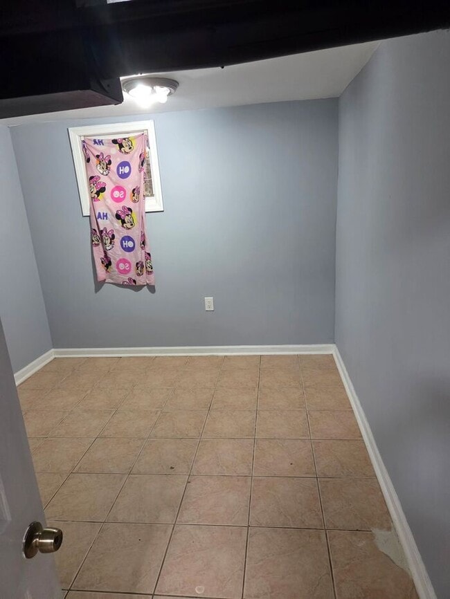 Building Photo - Spacious 3.5 BDR Apartment with Closed Front Balcony & Backyard Access!
