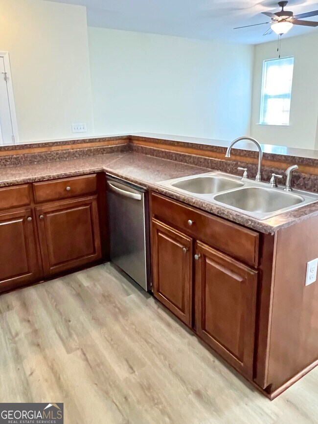 Building Photo - 818 Davis Ave