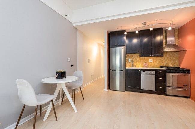 Building Photo - 476 Monmouth St