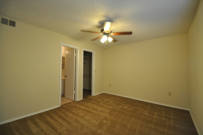 Building Photo - 2/2 on 2nd Floor at the Landings of Tampa ...