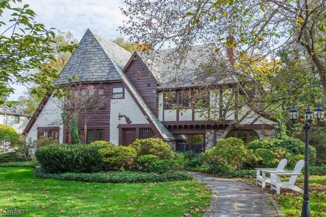 Primary Photo - 3 Greenview Way