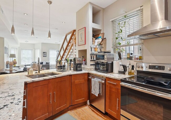 Building Photo - Modern 3BR/3BA Condo with Outdoor Space & ...