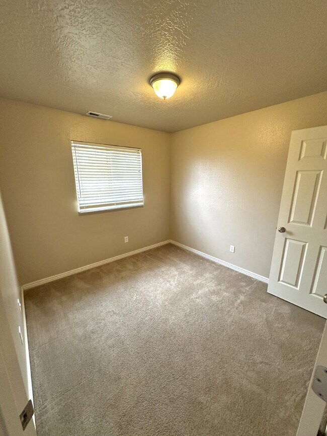 Building Photo - Townhome in prime location
