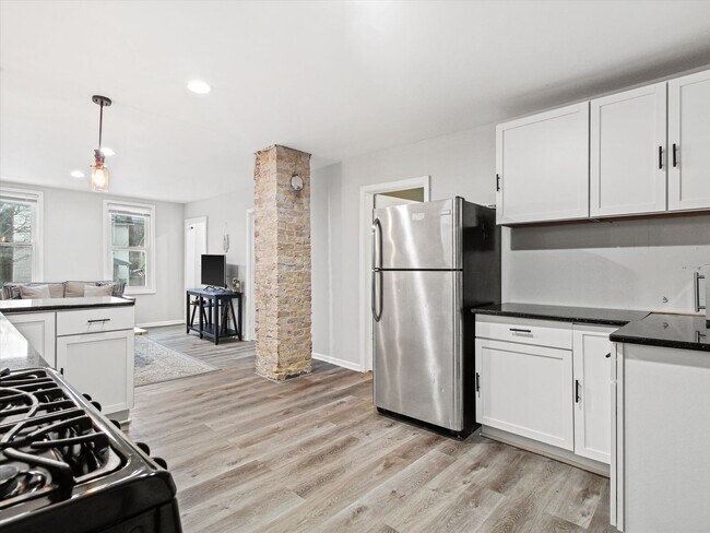 Building Photo - Updated 3 Bed / 1 Bath Duplex — Lower East...