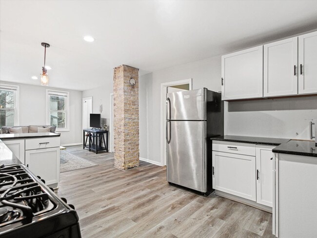 Building Photo - Updated 3 Bed / 1 Bath Duplex — Lower East Side Milwaukee