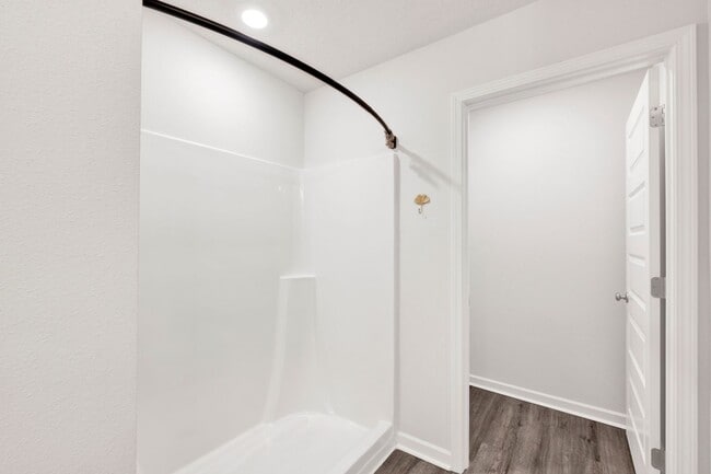 Building Photo - Spacious 5 Bedroom Home with Community Pool