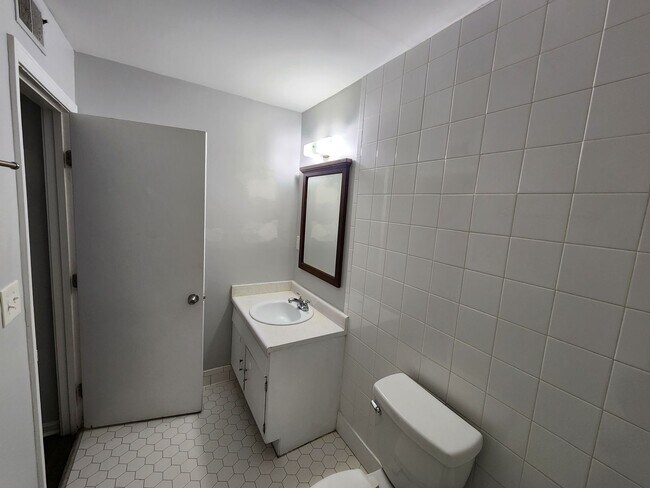 Building Photo - Charming 1 bedroom 1 bath apartment for rent with additional storage available!
