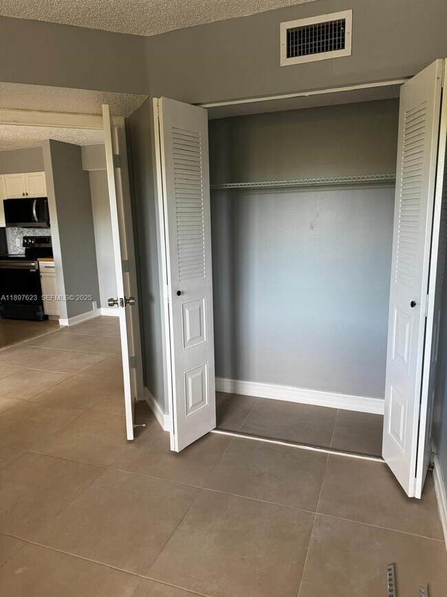 Building Photo - 450 S Park Rd