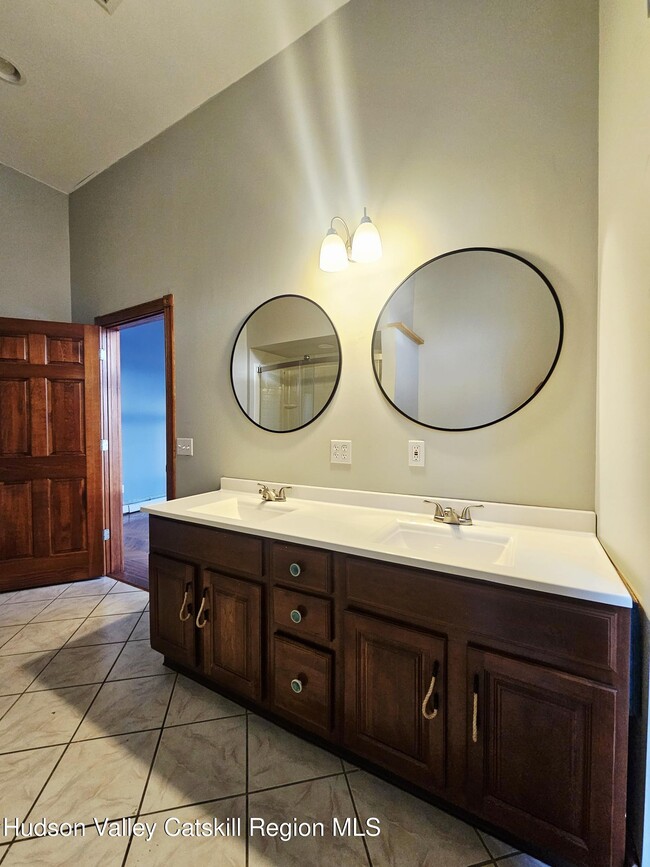 Building Photo - 305 Main St