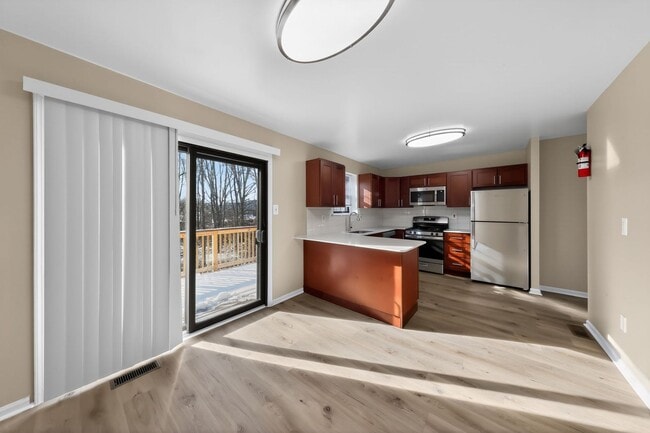 Building Photo - Newly Refinished 2 Bedroom Townhome