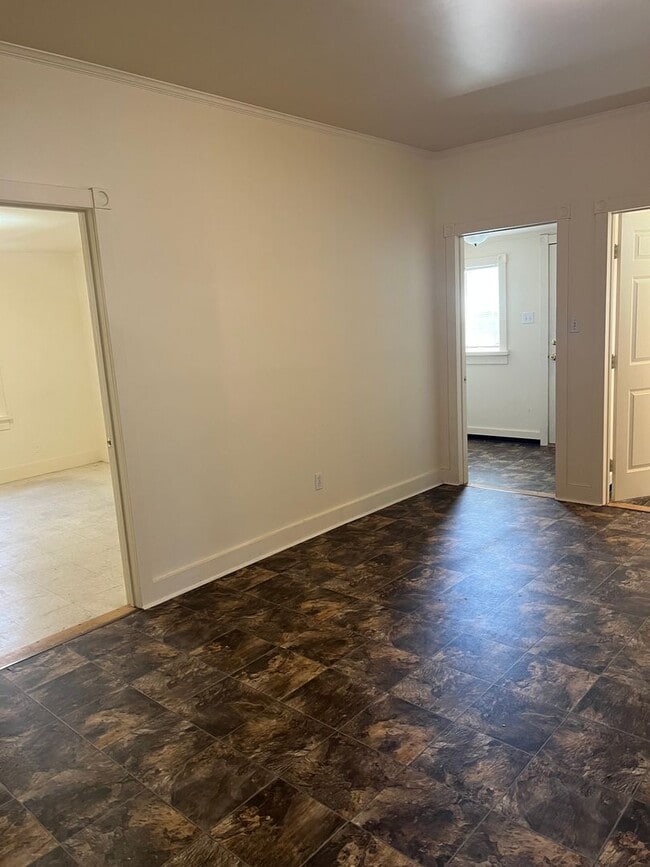 Building Photo - 2BED 1BATH - FENCED YARD, WASHER DRYER HOOKUP, STORAGE SHED, NEAR DOWNTOWN