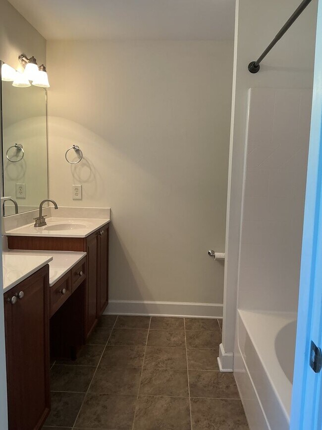 Building Photo - Beautiful 3 Bedroom, 2.5 Bath Townhouse in...