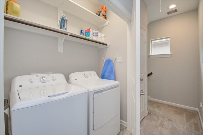 Building Photo - 2015 Royal Landing Dr