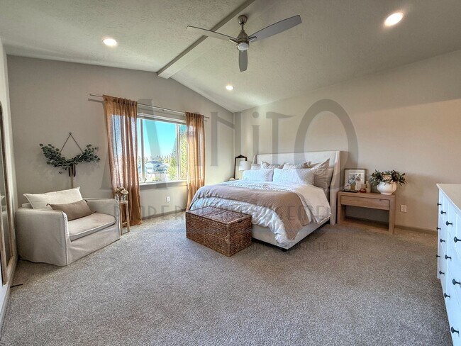 Building Photo - Spacious Eagle Ridge Home