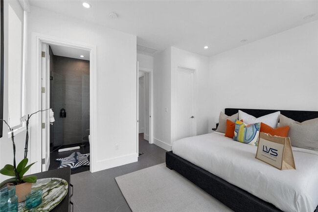 Building Photo - 1730 SE 13th St