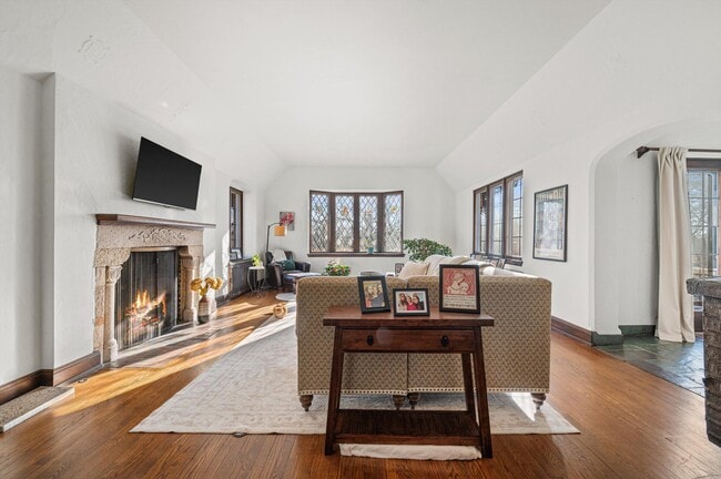 Building Photo - 2835 N Lake Dr