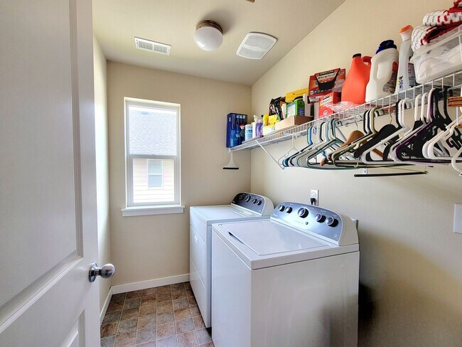 Building Photo - Bright, Spacious 4 bedroom in Poulsbo