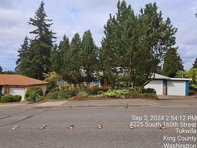 Building Photo - Tukwila/SeaTac daylight rambler - large home for rent - 4 bedrooms 2 bathrooms with 2 kitchens - ...