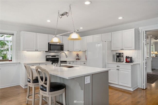 Building Photo - Spacious 5-Bedroom Home with Backyard Oasi...