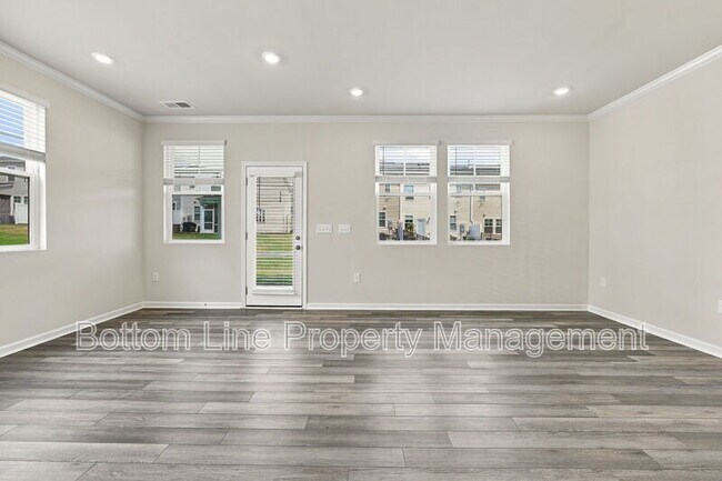 Building Photo - 5811 Woodlawn Dr