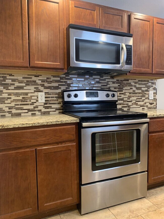 Building Photo - Your Next Home Awaits: 4BR/2BA in Desirable Prairie Village Location!