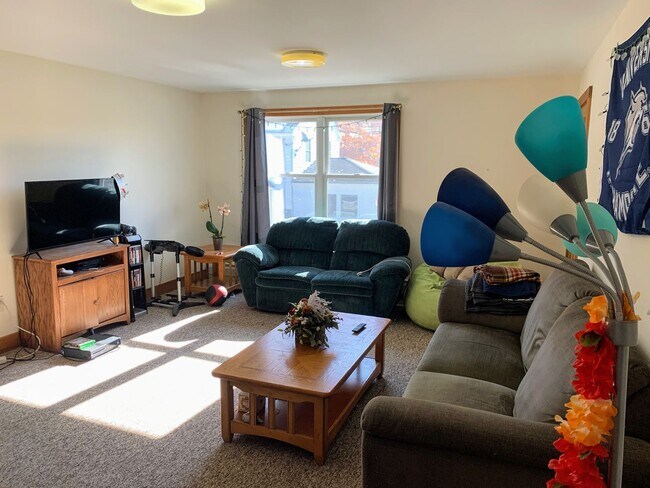 Building Photo - University Student Rental- Available for t...