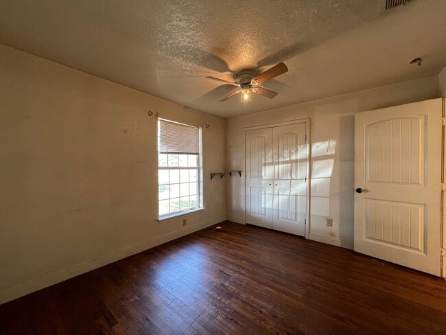 Building Photo - 305 E Rd