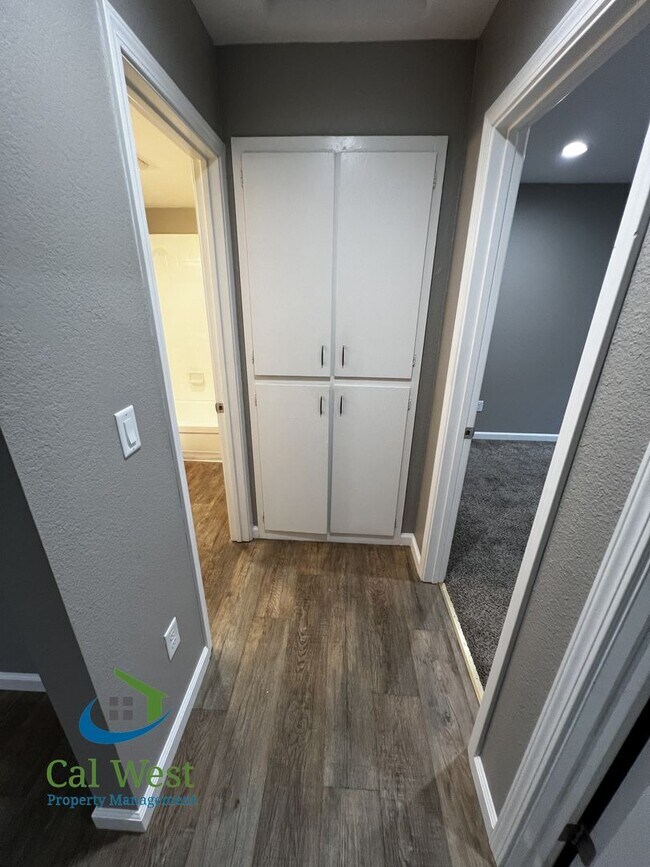 Building Photo - $2695 Remodeled 2 Bed/1 Bath Upstairs Unit