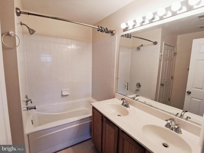 Building Photo - 5822 Cowling Ct