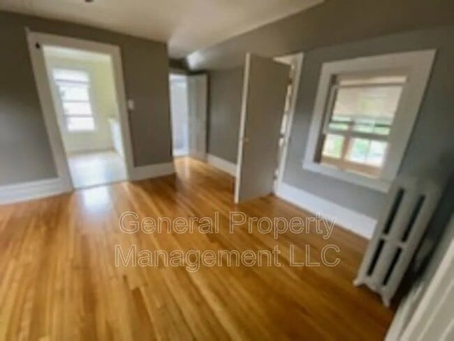 Building Photo - 2 bed 1 bath upstairs duplex for rent August 1st