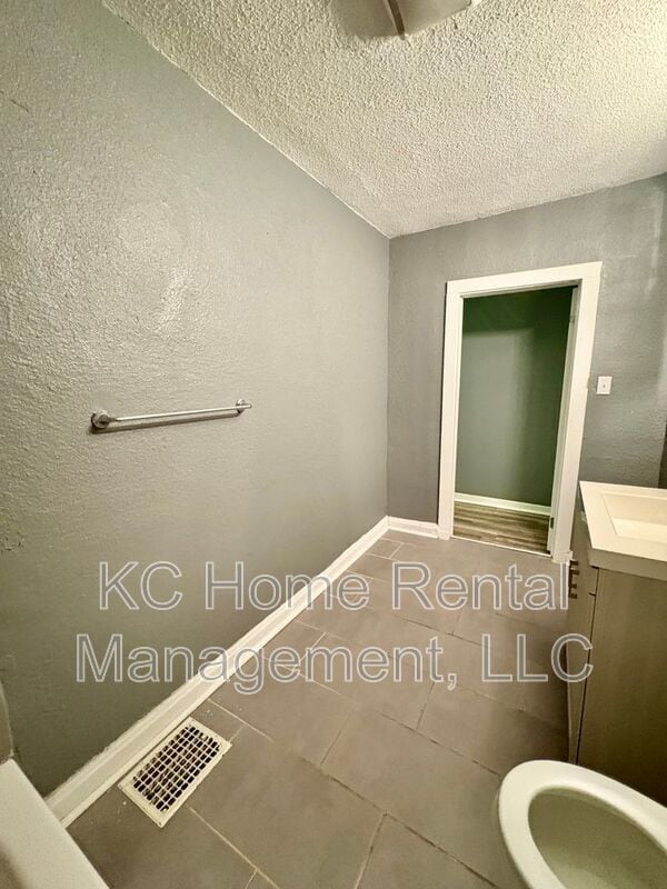 Building Photo - 6103 Walrond Ave