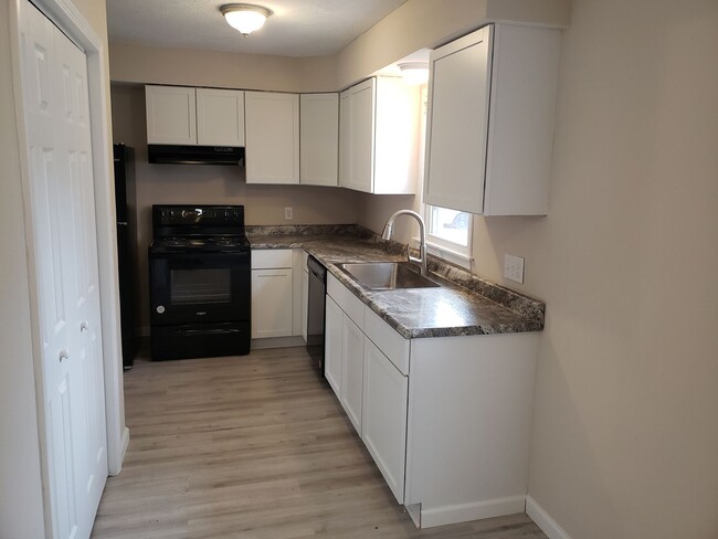 Building Photo - SPACIOUS 3 BEDROOM 2 BATH AVAILABLE NOW!!