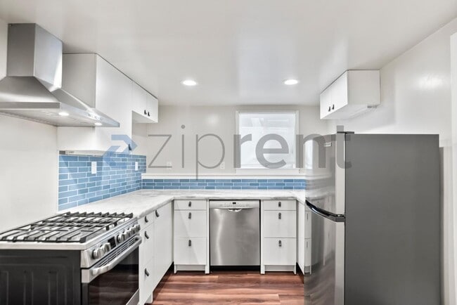 Building Photo - 6000 Bayview Ave